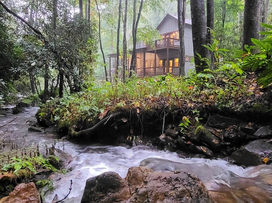Waterfalls, Hot Tub, FirePit, Deck, WiFi, 40 acres
